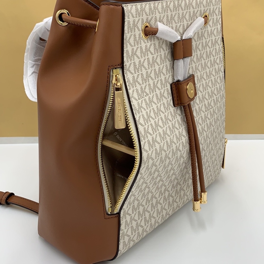 MICHAEL KORS PHOEBE MEDIUM DRAWSTRING BACKPACK VANILLA/ BROWN SIGNATURE COLOR - Picture 9 of 16